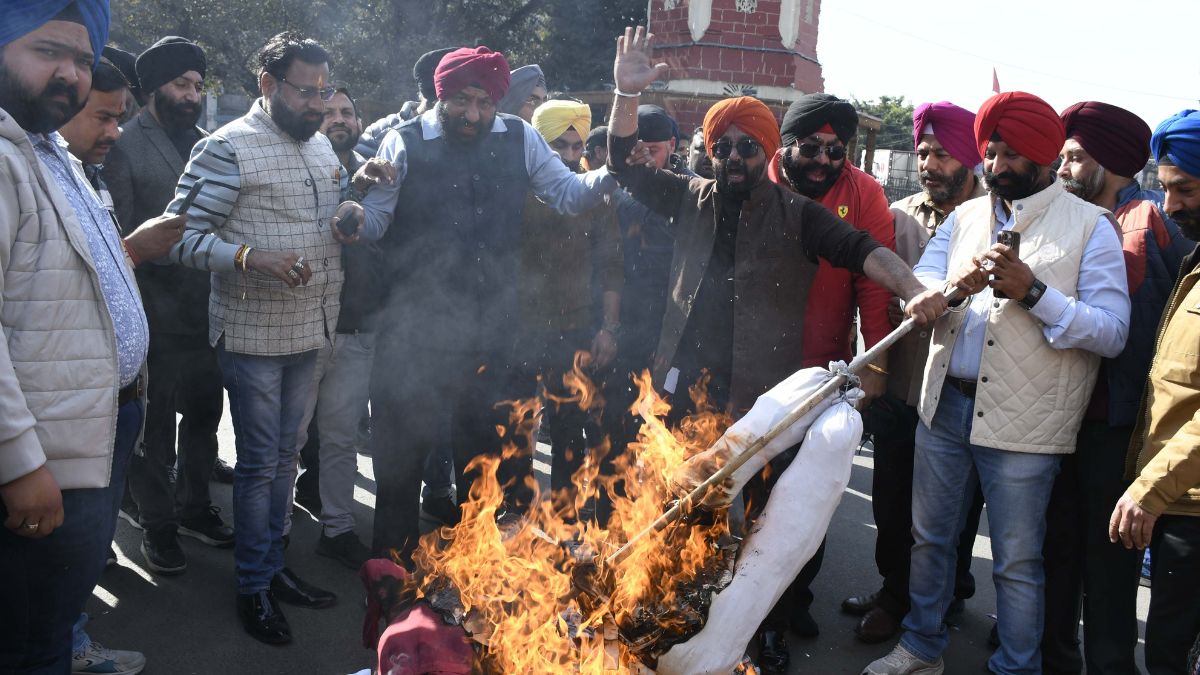 sikh community protests against congress leader hark singh statement