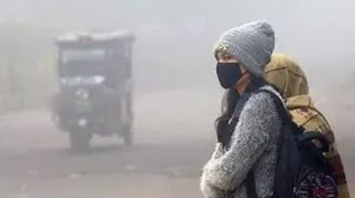 ठंड से बचने के लिए ऊनी कपड़े पहनकर जाती छात्राएं।