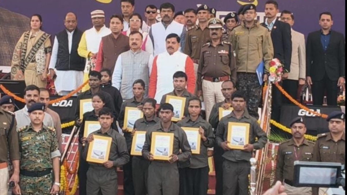 10 maoists surrender in mp key developments and details