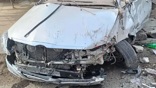 कानपुर-प्रयागराज हाईवे पर कौशांबी के अझुहा में हादसे में क्षतिग्रस्त इनोवा कार। जागरण