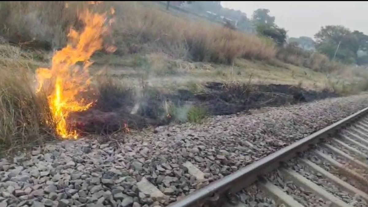 up fire beside railway track in raibareilly unchahar express stopped at dalmau railway station