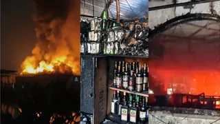 संकरी गलियों के कारण वहां नहीं पहुंच पाईं फायर ब्रिगेड की गाडि़यां। (फोटो- एएनआई)