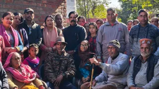 15 साल बाद घर पहुंचे बनाल पंचायत के पूर्व सैनिक बलदेव कुमार। जागरण