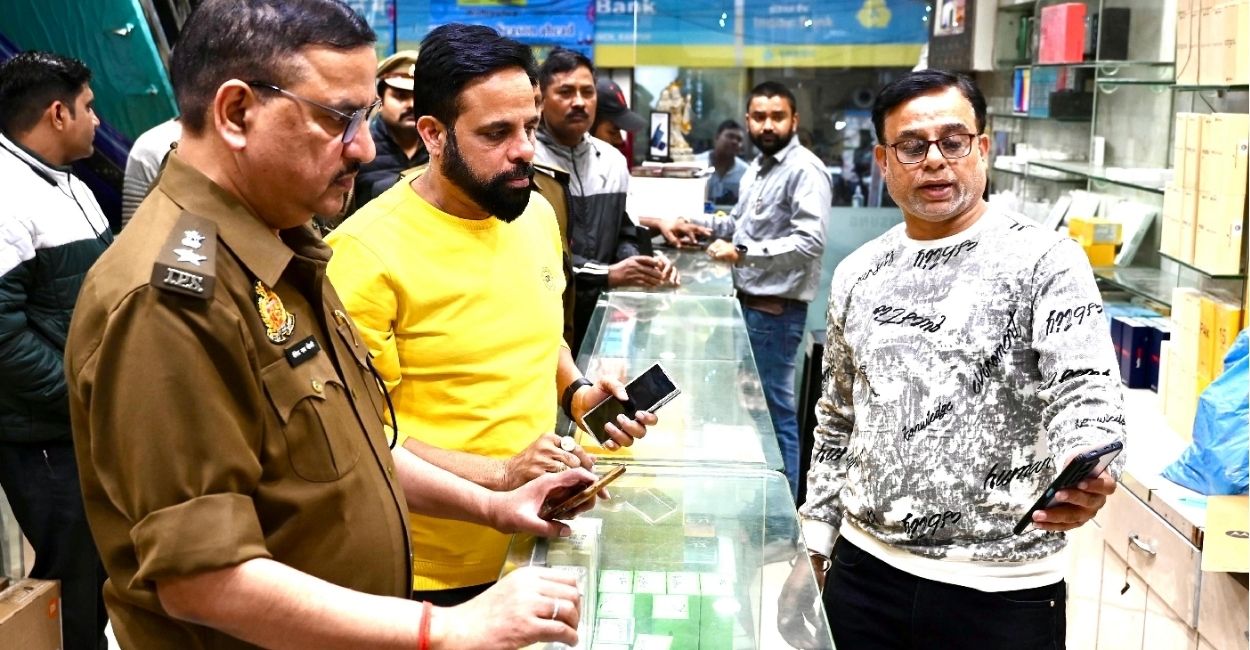 kanpur theft of 60 lakh mobiles from shop near govind nagar police station