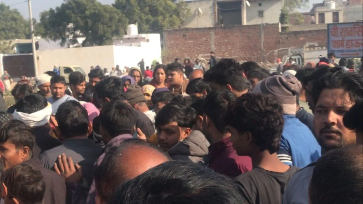 Noida Crime: जेवर के नीमका में सड़ी-गली हालत में मिला युवक का शव, इलाके में फैली सनसनी
