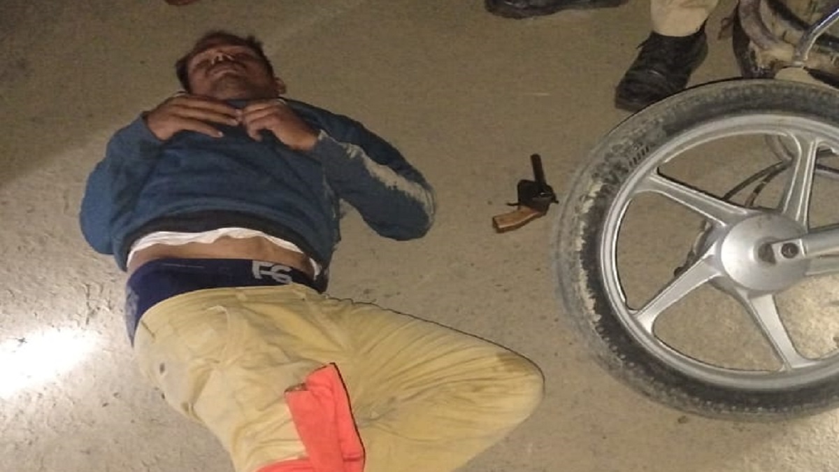 pratapgarh police encounter criminal injured in shootout illegal firearms recovered