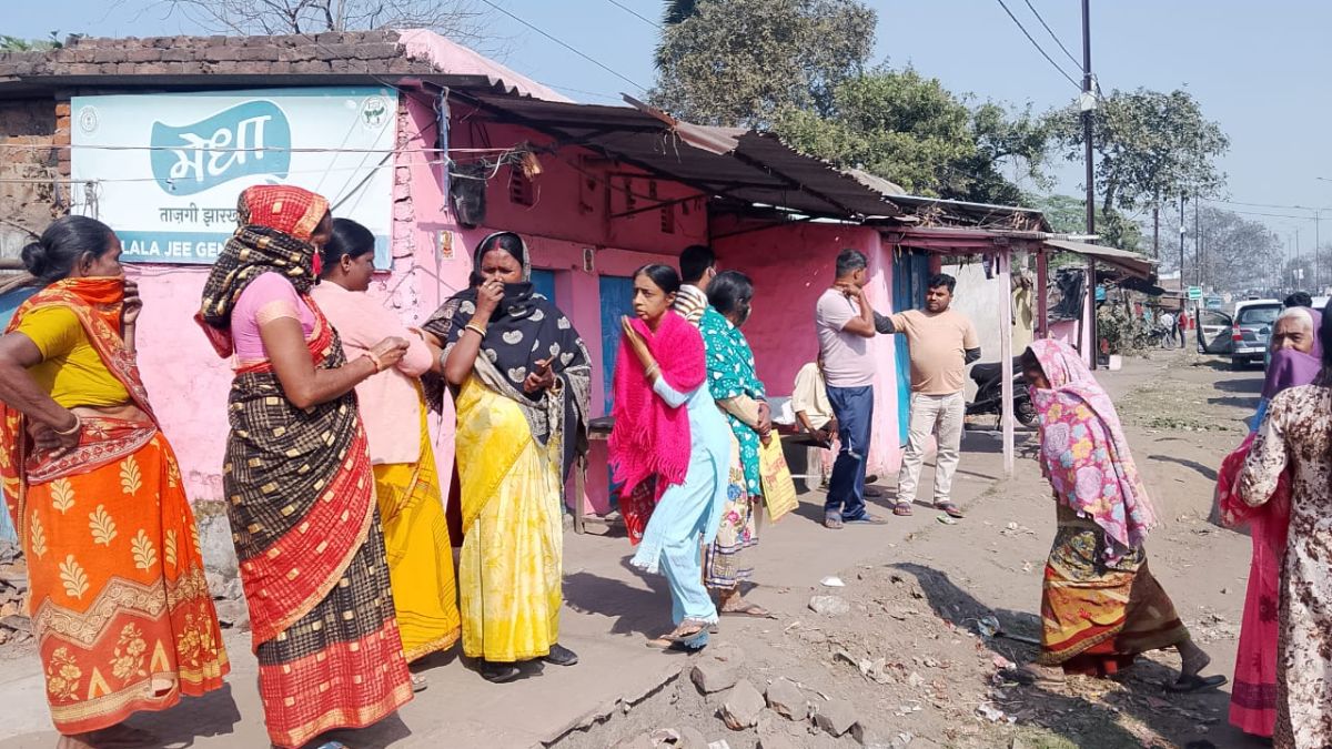 rajput basti of dhanbad in denger zone over 1 km area hollowed out filled with water and toxic gas