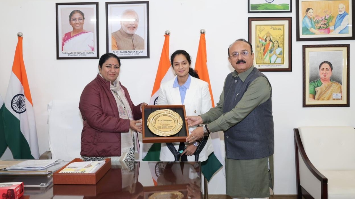 delhi government awards cricketer pratika rawal 15 crore