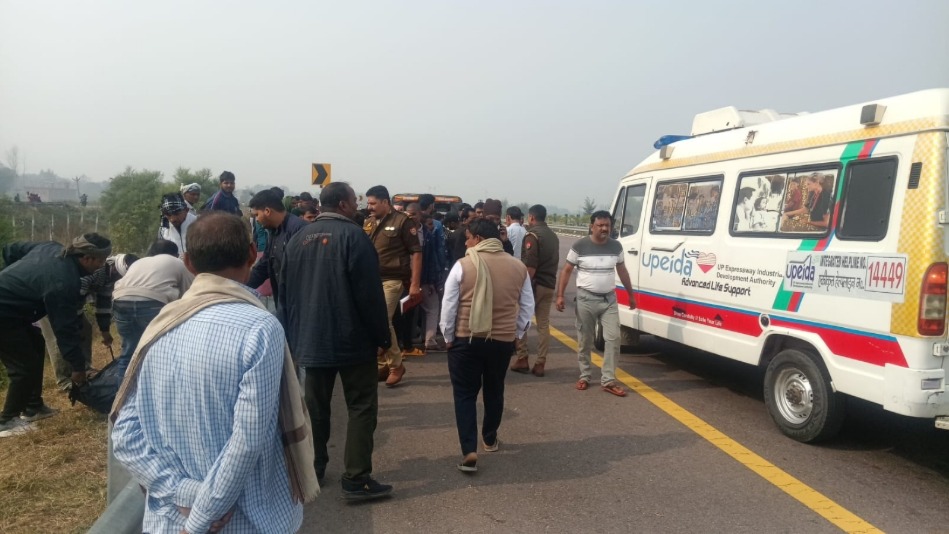 purvanchal expressway accident one dead two injured in bike crash