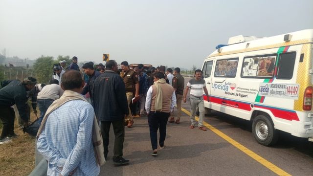 पूर्वांचल एक्सप्रेस वे पर डिवाइडर से टकराई बाइक, एक युवक की दर्दनाक मौत और दो घायल
