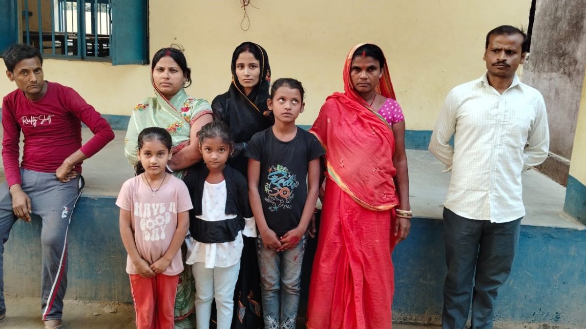 darhanga school parents protest against headmaster over alleged dress fee