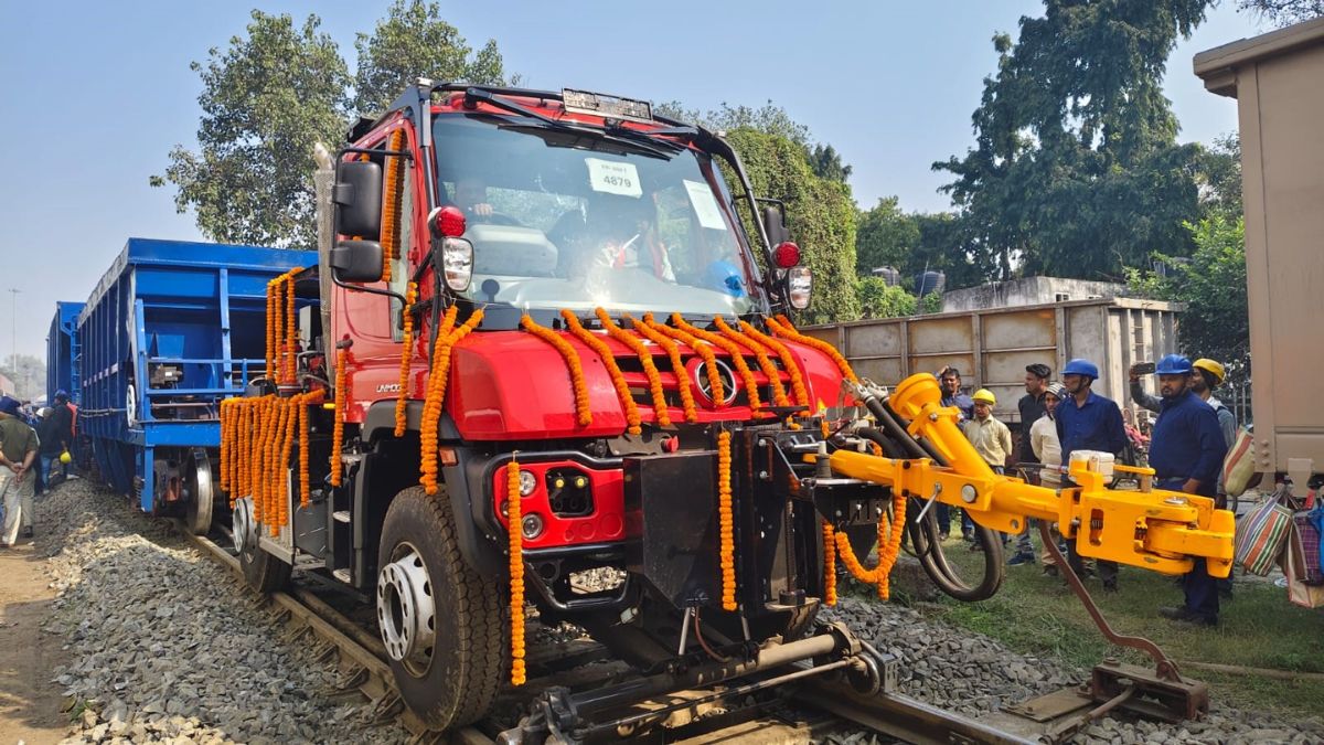diesel hydraulic train runs on road and railway track