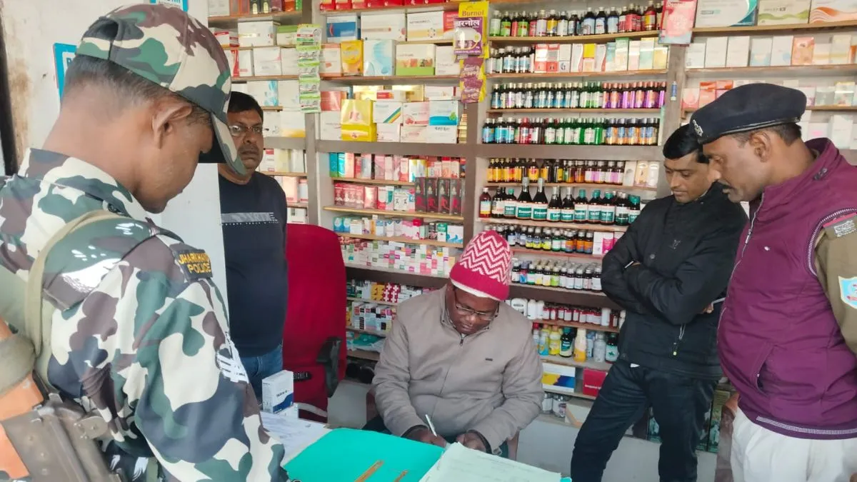 गढ़वा में ड्रग इंस्पेक्टर ने दवा दुकानों का किया औचक निरीक्षण, मचा हड़कंप; दवाओं का लिया सैंपल
