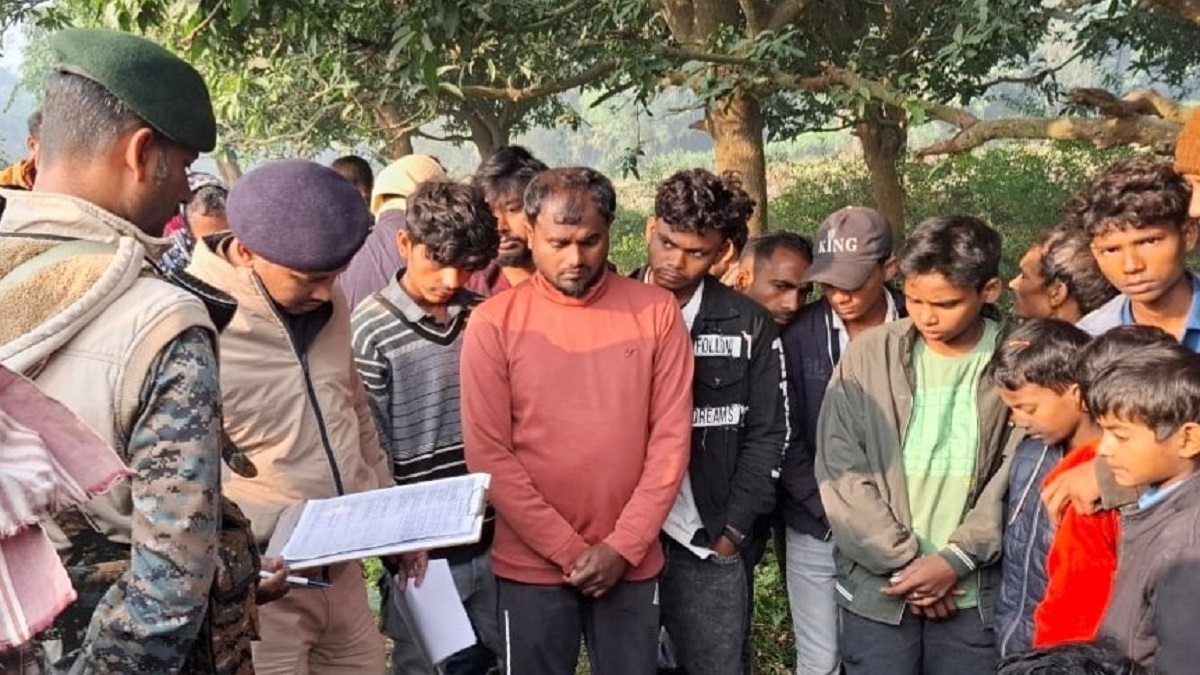 the body of a young man was found hanging from a mango tree in harlakhi madhubani relatives suspect murder