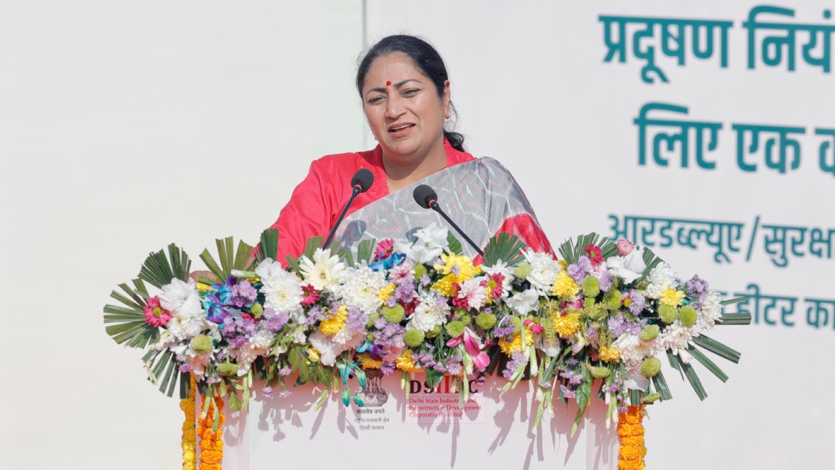 cm rekha gupta slams india gate air pollution protest