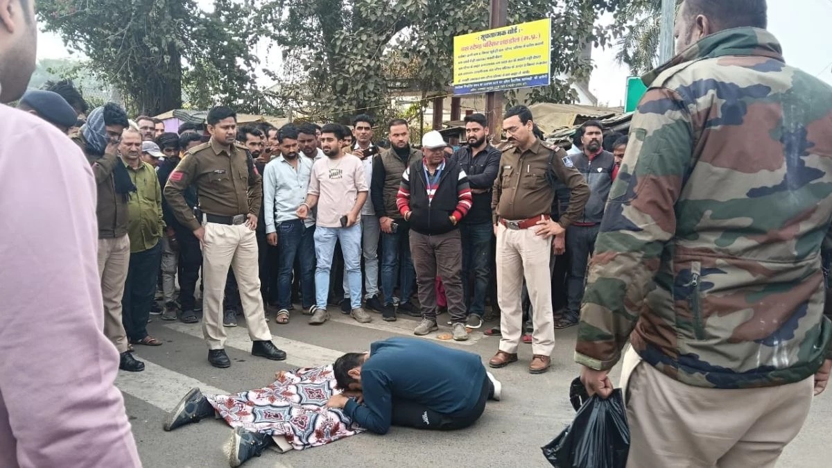 tragic accident in shahdol bus kills police constable on duty