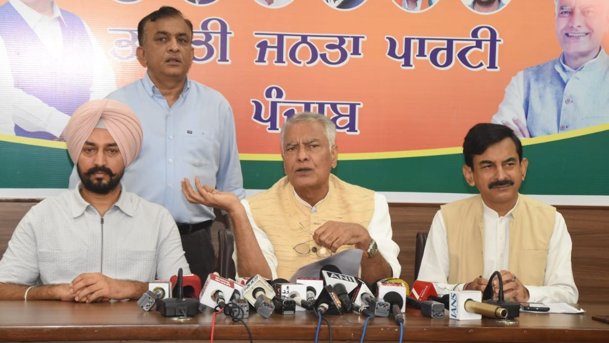 if you knew cm chair was sold for 350 crores why did you remain silent aap leader scathing attack on sunil jakhar