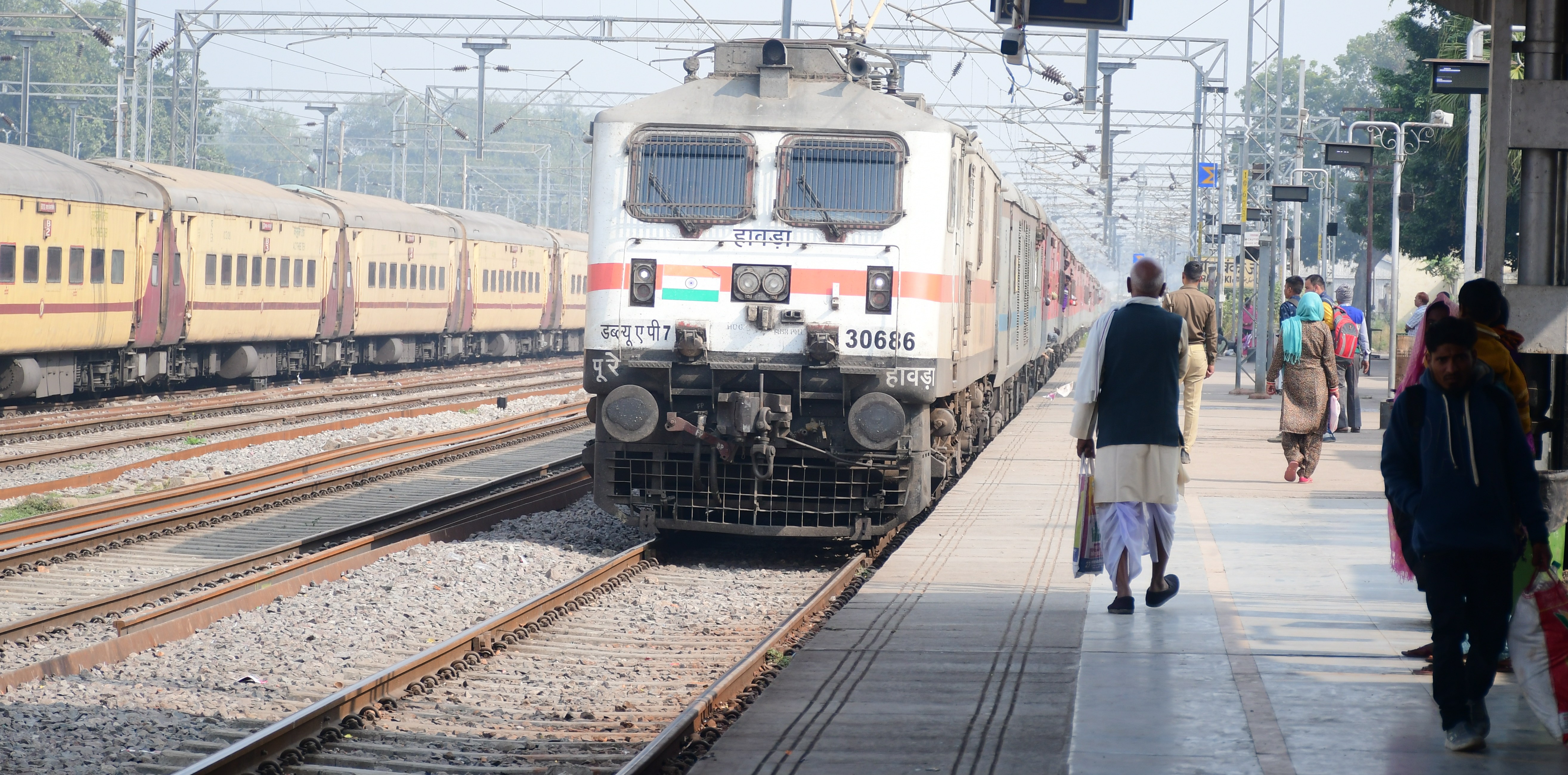 delhi ac special train for air passengers on 8 december from varanasi during indigo crisis