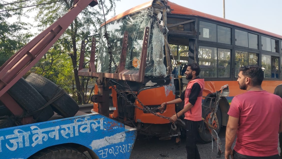 bus brake failure on yamuna expressway 50 galgotias university students aboard