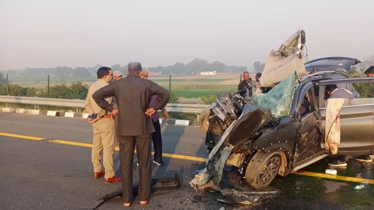 agra lucknow expressway car and truck accident