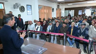 शिमला सचिवालय में पेंशनरों के संयुक्त फ्रंट के प्रतिनिधिमंडल से बात करते मुख्यमंत्री सुखविन्द्र सिंह सुक्खू।