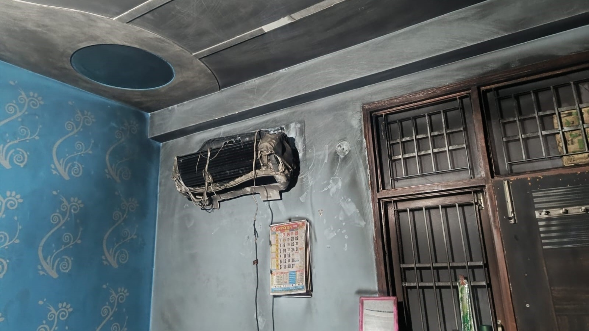 fire in ghaziabad flat owner rescued