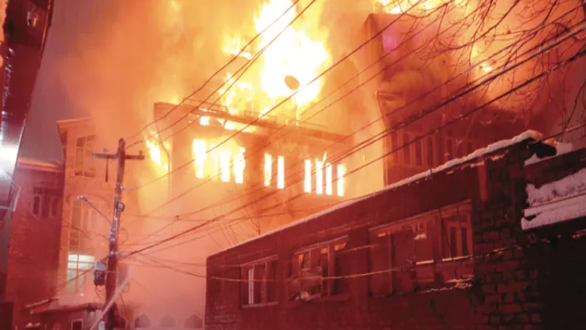 kashmir fire two houses burned forest worker dead