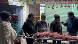 नवादा के अकबरपुर पीएचसी से स्ट्रेचर पर शव ले जाते स्वजन। वीडियो ग्रैब