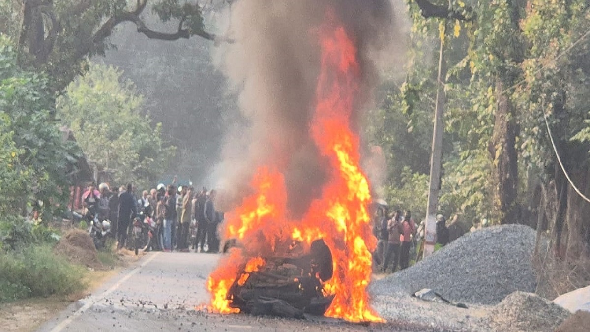 pratapgarh car fire accident three youth escaped alive