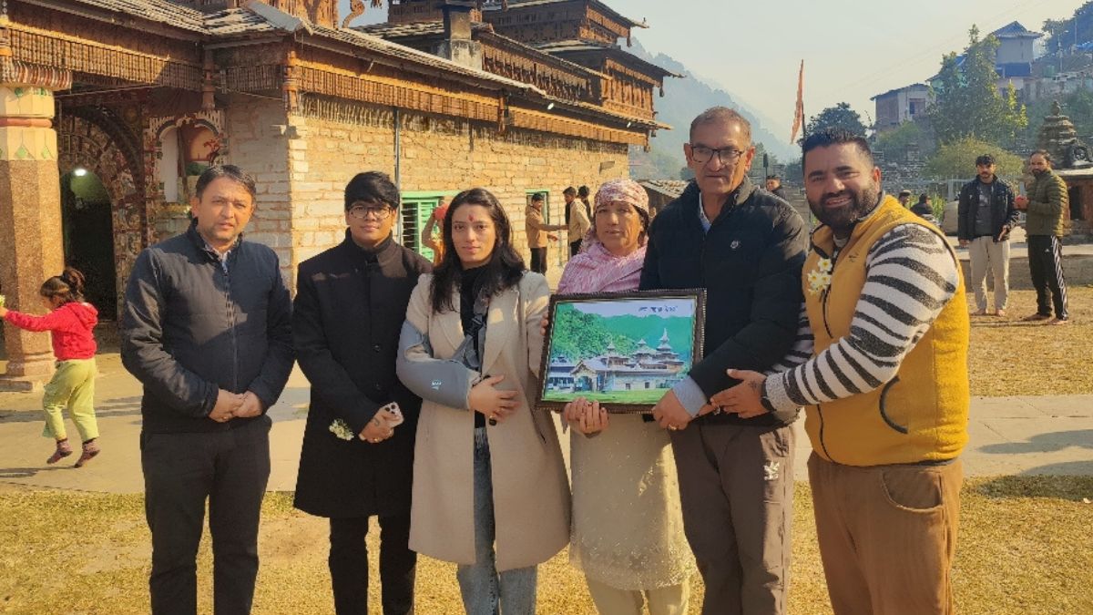 indian women kabaddi team captain ritu negi visits hanol temple at dehradun