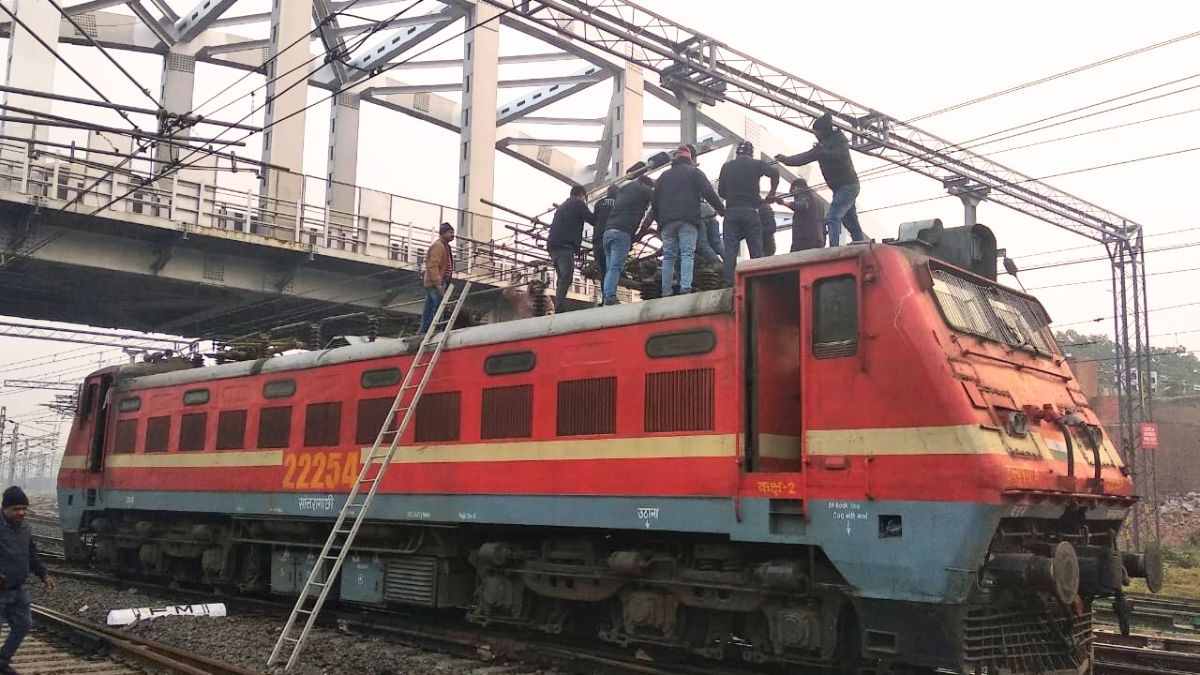 munger rail accident averted over train pantograph stuck on wire