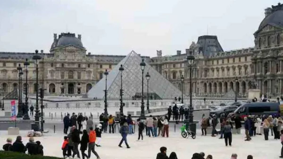 louvre museum water leak damages egyptian antiquities books