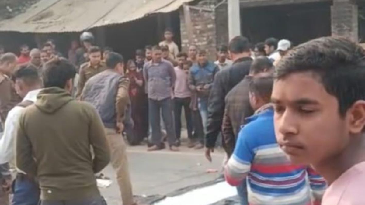 road accident in ambedkar nagar two dead four injured