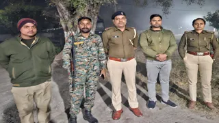 गिरफ्तारी के बाद (दाएं से दूसरे) आगे हाथ बांधे खड़े सहायक कारा अधीक्षक। जागरण