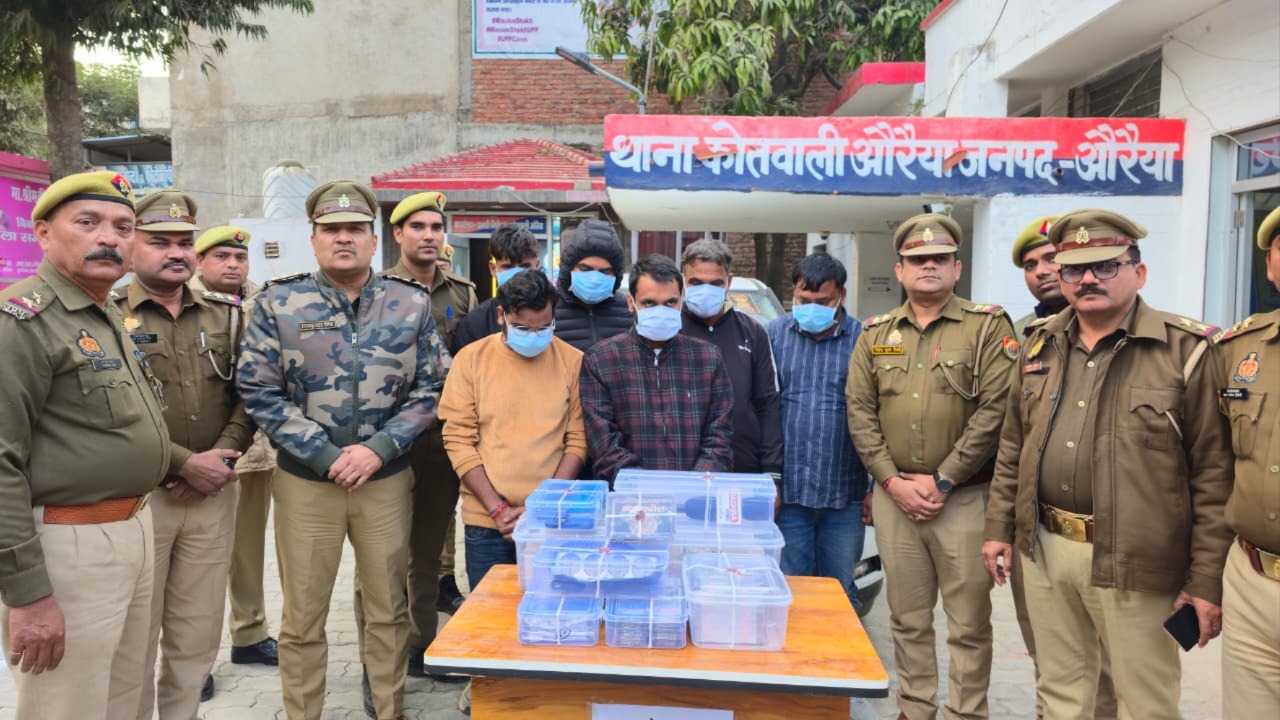 six arrested with fake currency redblue light used for deception