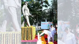 सीएम ने पुष्पचक्र अर्पित कर दी श्रद्धांजलि।