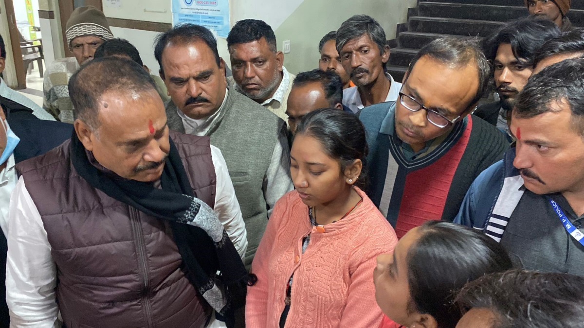 mp 8 girls fall ill in mahidpur hostel
