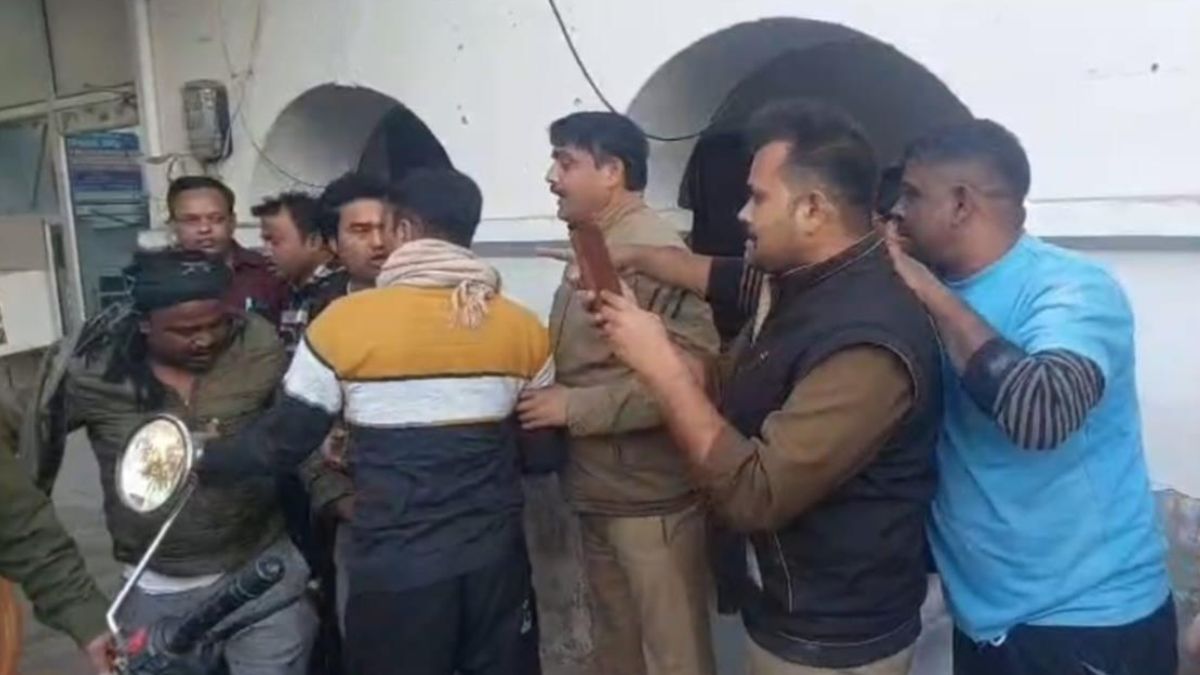 fight broke out between two groups inside the police station in front of the police officers