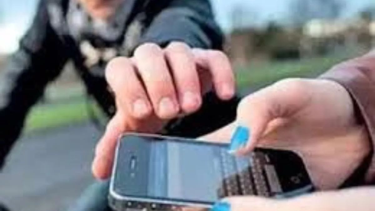 kanpur mobile thieves flee to lucknow with stolen goods 60 lakh mobile phones in 43 minutes