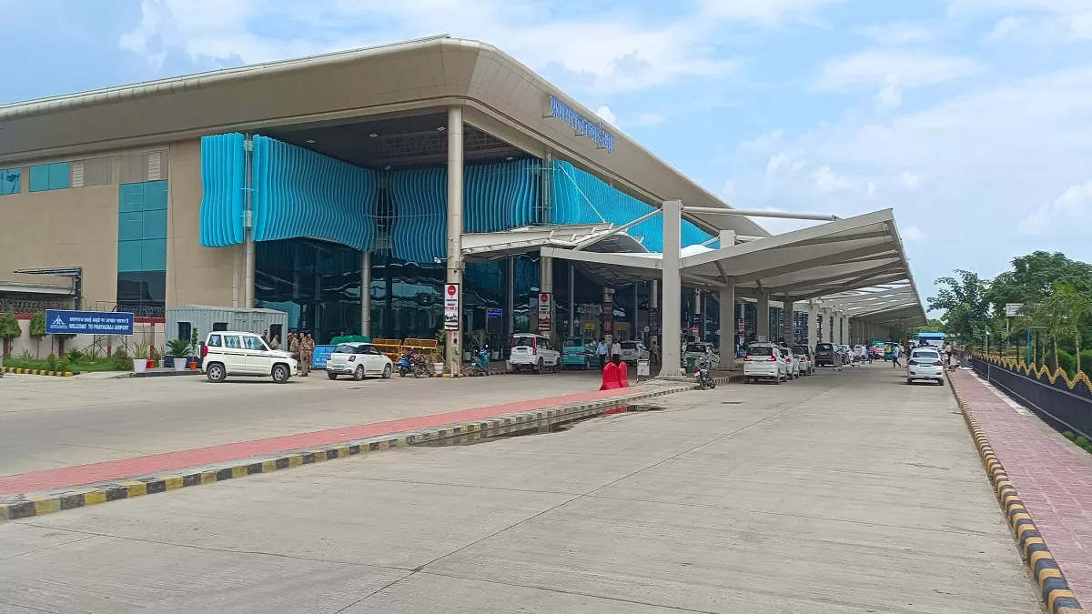 akasa flight diverted to varanasi due to atc delay passengers protest