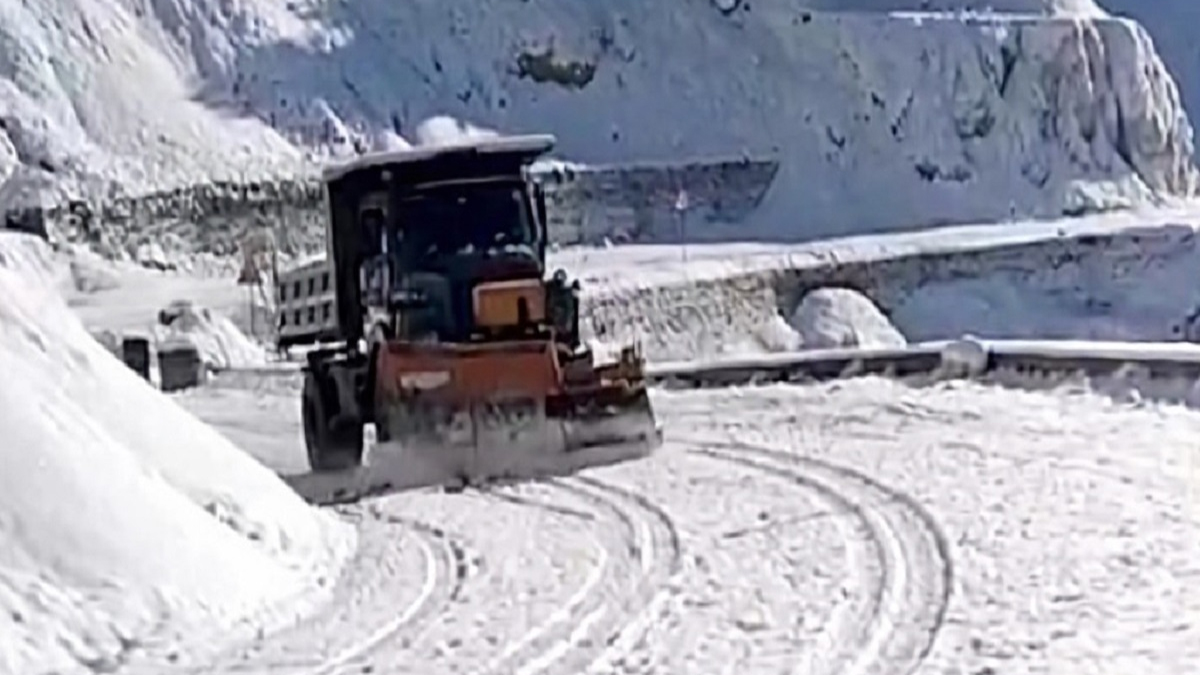 kashmir valley snowfall cold wave grips region srinagarleh highway affected