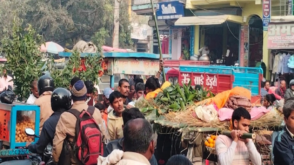 due to the traffic jam caused by mismanagement even the funeral procession could not find a way and the funeral procession remained stuck in samastipur