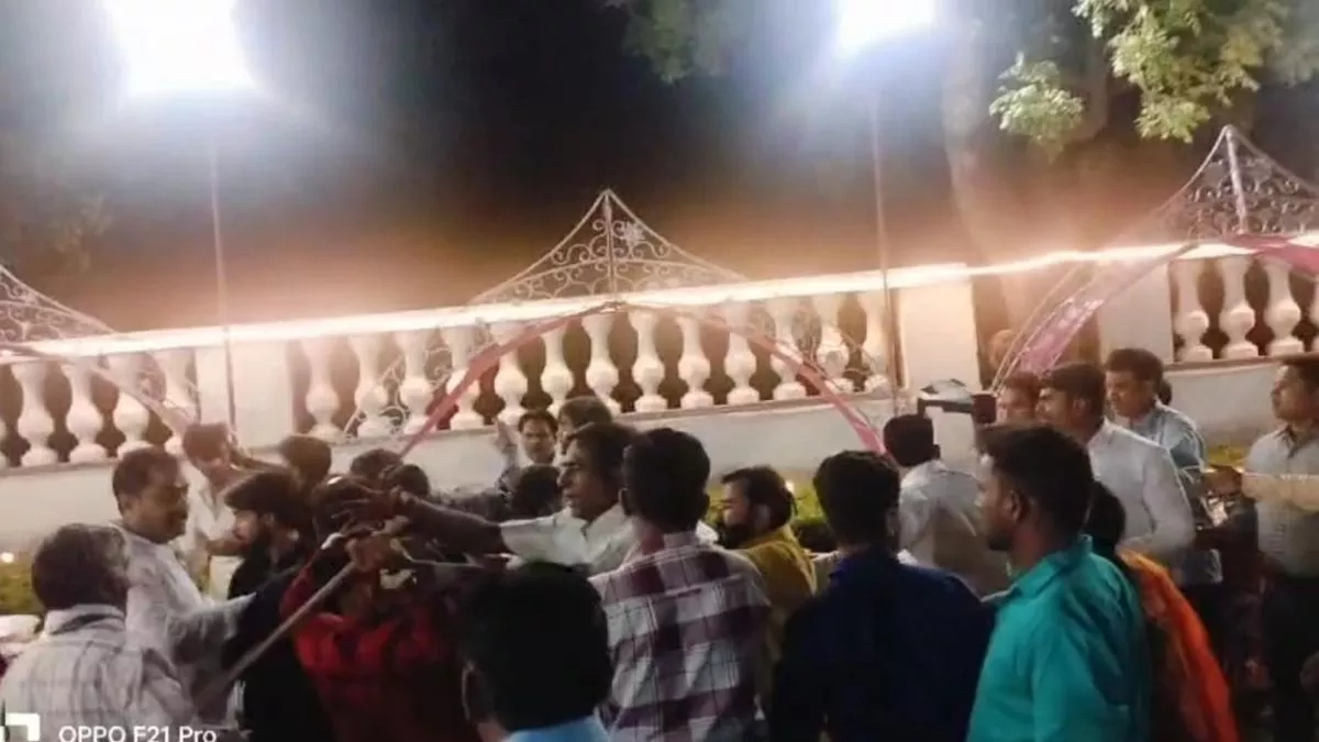 hot oil thrown over filming dispute in gonda