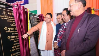 देहरादून नगर निगम के 27वें स्थापना दिवस समारोह में 46 करोड़ रुपये से अधिक की विकास परियोजनाओं का शिलान्यास एवं लोकार्पण करते मुख्यमंत्री पुष्कर सिंह धामी।