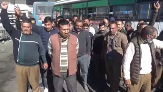 शिमला में मांगों के समर्थन में प्रदर्शन करते एचआरटीसी कर्मचारी। जागरण