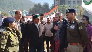 मंडी में रैली स्थल पर अधिकारियों से बातचीत करते राजस्व मंत्री जगत सिंह नेगी, साथ में पुलिस महानिदेशक अशोक तिवारी। जागरण