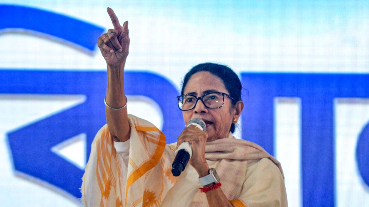 mamata banerjee tears mnrega letter on stage