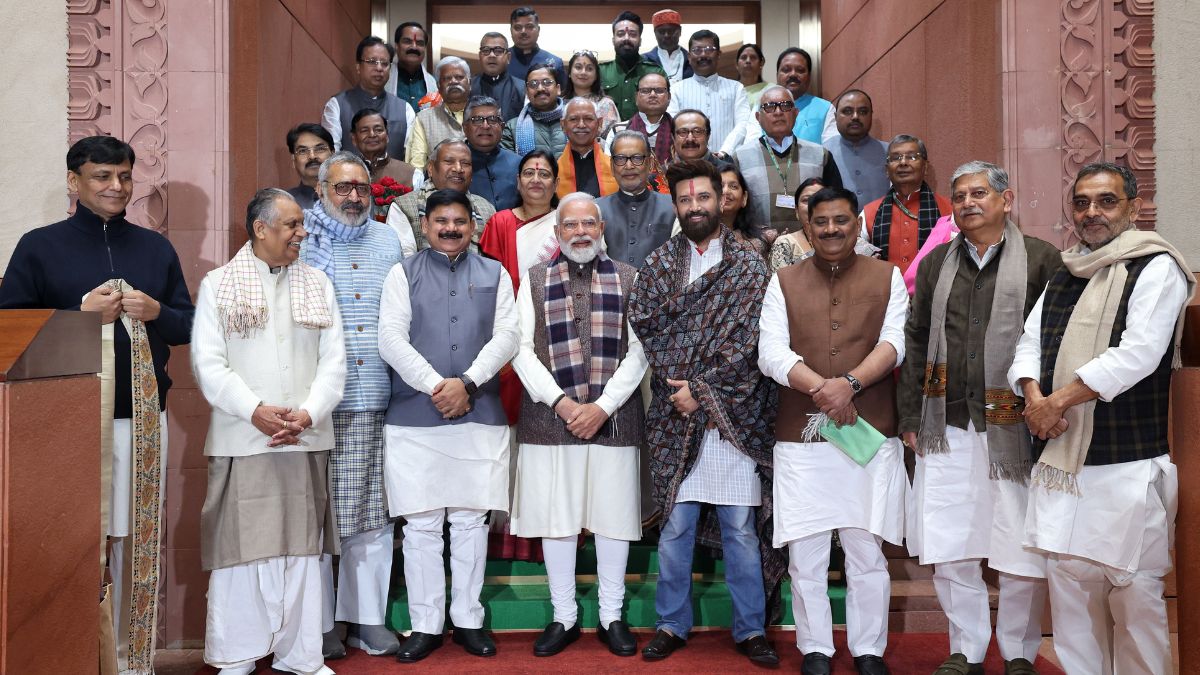 pm modi meets nda mps from bihar in parliament on monday