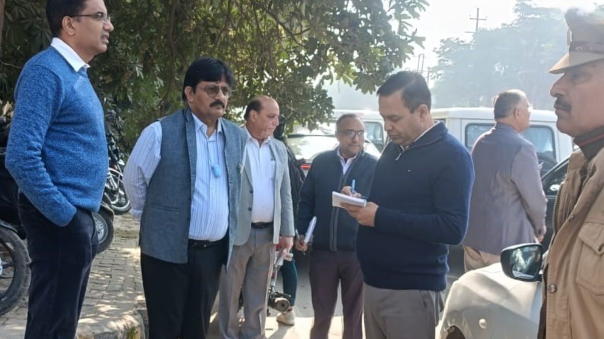 noida ceo inspects kalindi kunj entry route