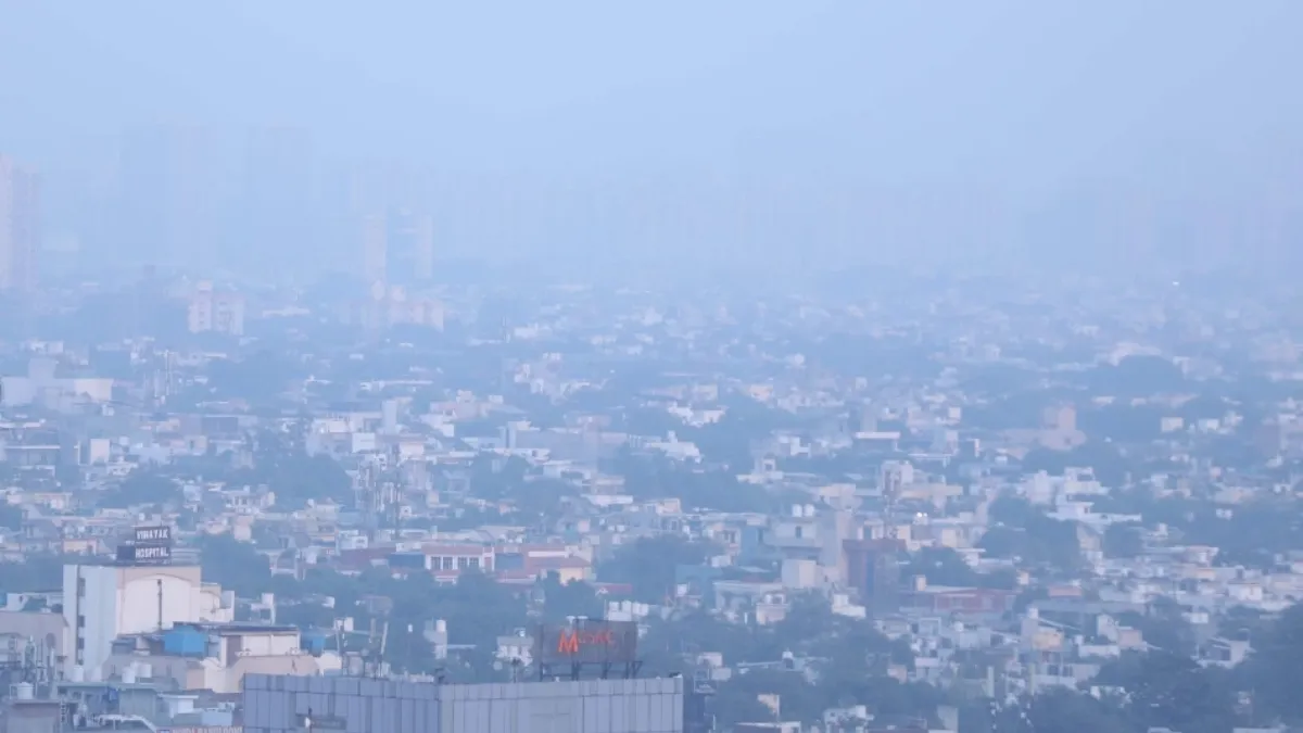 नोएडा में दो माह बाद हवा 'ऑरेंज जोन' में, एक्यूआई में आई कमी; फिर भी वायु की गुणवत्ता खराब
